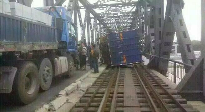 Photos emerge of partial China–North Korea bridge collapse