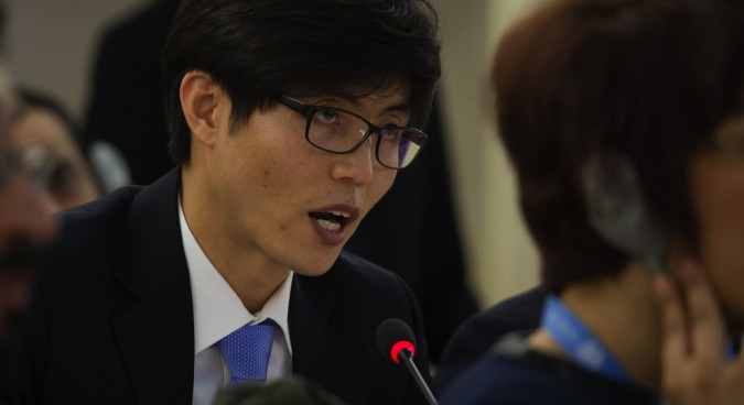 Shin Dong Hyuk photo