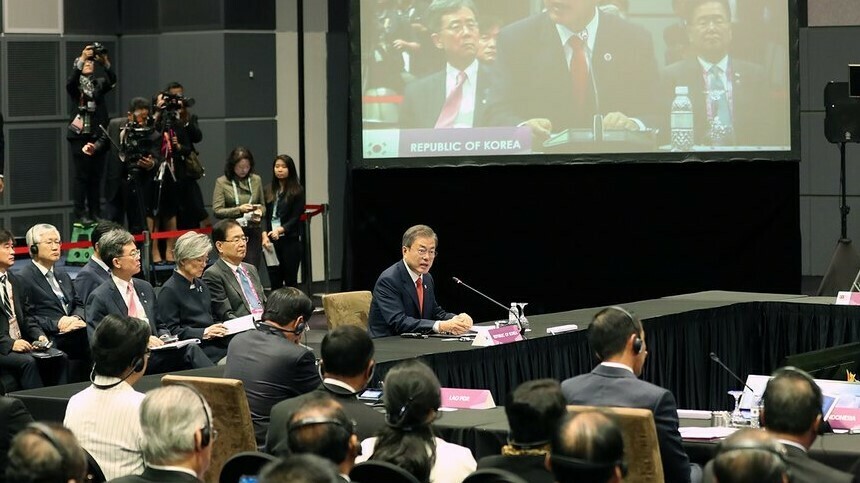 Moon to “actively consider” inviting Kim Jong Un to 2019 ASEAN-ROK summit