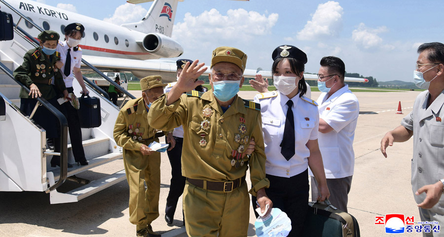 Elderly North Korean war veterans fly into Pyongyang for major conference