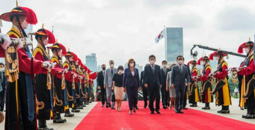 Pelosi stares into North Korea at border after discussing DPRK nuclear threat