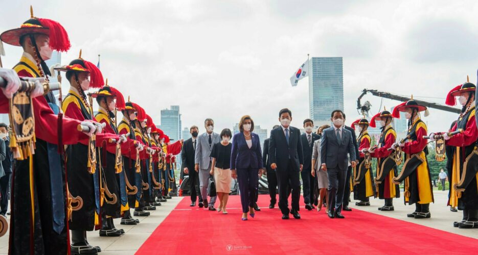 Pelosi stares into North Korea at border after discussing DPRK nuclear threat