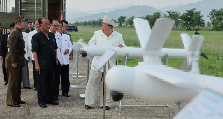 Kim Jong Un inspects new “suicide drones” and calls for the use of artificial intelligence