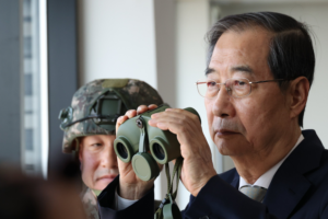 Han Duck-soo launches presidential bid, vowing tough but open North Korea policy