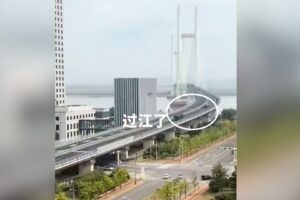 Cargo trucks appear to cross China-North Korea bridge after 12-year delay