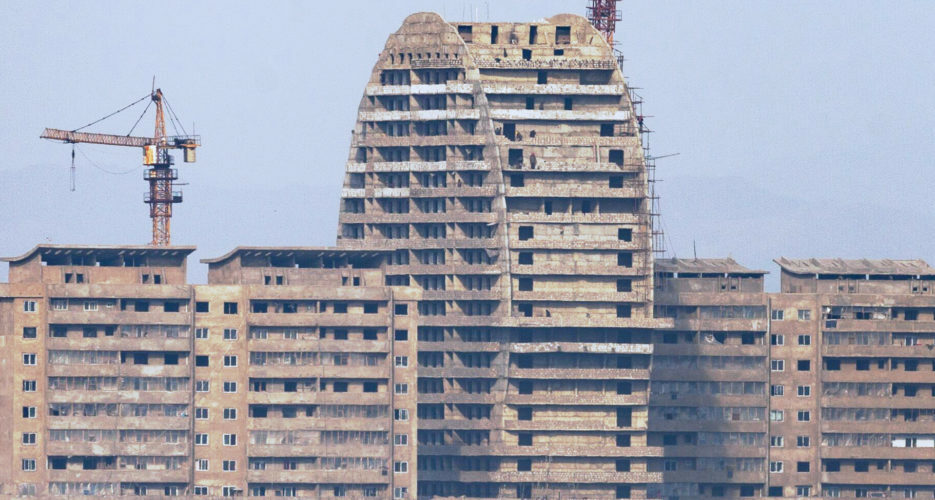 Shoddy construction on display at Sinuiju riverside high-rise construction site