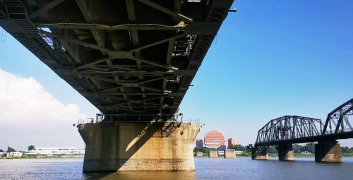 Photos: Shops, restaurants and Sinuiju port – a view from Dandong in July