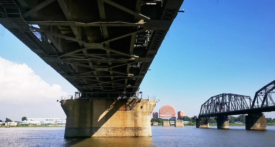 Photos: Shops, restaurants and Sinuiju port – a view from Dandong in July