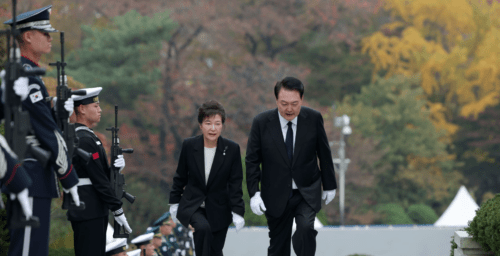 Yoon’s visit to Park Chung-hee memorial comes amid slipping approval ratings