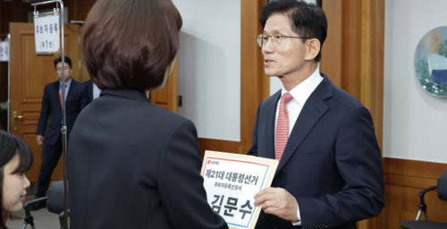 Kim Moon-soo clinches PPP nomination after failed attempt to install Han
